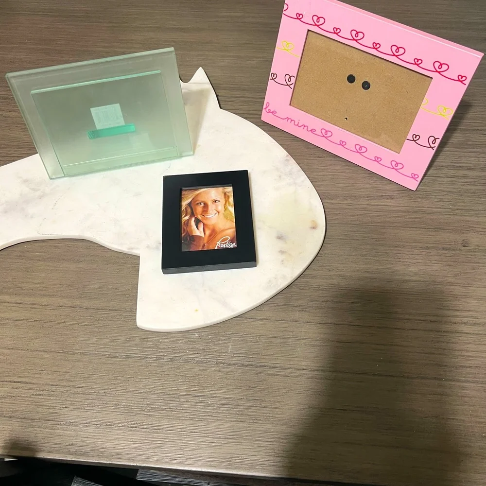 Assorted picture frames - Picture 1 of 4